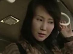 《赤坂ルナ》バス内でマンコを触る痴漢行為に感じてしまう美熟女。そのまま下車してラブホへ直行。不倫セックスで絶頂イキ