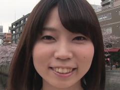 ＞25歳で子持ちの奥さんが優しい旦那では満足できなくAV出演。しかも2年もレスなんだそう「可愛い顔していやらしいマ○コ」