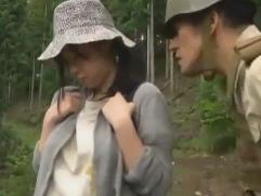 ＞通行を許可される条件はお金とオマンコ。連れの男を残し国境警備兵に犯されての卑劣な強制、中出しセックス
