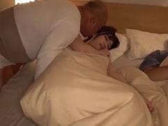 ＞不貞な義父に夜這いからハメられてしまう嫁。しかも寝ている夫の隣での強制セックス
