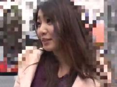 ＜素人ナンパ＞お声かけされた綺麗な奥さん。電マで刺激されマ〇コも露わに初対面チンポで中出しまでも、ハメられ神企画