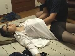 ＞お堅いスーツ姿の女弁護士を薬で眠らせ犯す中年の変態男。乳首とパイパンマンコも露わに昏睡ファック