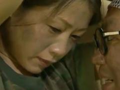 ＜友田真希：夏海エリカ＞捕虜となり犯される女兵士。裸体を露わに手首を縛られ吊るされたままの鬼畜な強制ファック