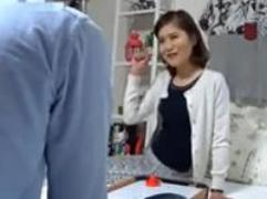〖熟女ナンパ〗ゲームで負けてチンポを挿入される五十路妻。貧乳のおっぱいも露わに激イキ中出しセックス