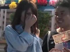 ＜ナンパ＞恥じらいながらも「チ〇コ」と言っちゃうスケベな彼女。電マで刺激され裸体を露わに中出しセックス