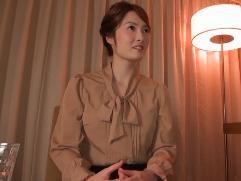 ＞色気漂う奥さんは超エッチ、1ヶ月ぶりのAV撮影。「欲しいです」マ〇コを露わにおねだり、激イキ淫乱セックス