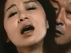 他人棒でマンコを貫かれ喘ぎ悶える熟女妻。それを覗いて興奮している高齢の夫「あ～あなた～いく～」