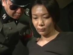 ＞秘密警察の取り調べの中、着衣のままマンコを貫かれ犯される主婦。口にもチンポが、悲惨な強制、輪姦セックス