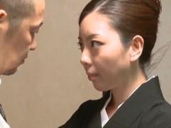＞亡き旦那の兄に無理やり犯される未亡人。強引に肉棒をねじ込まれての鬼畜な強制、中出しセックス