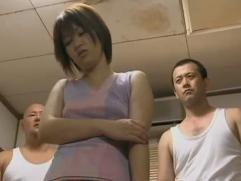 ＞男達から逃げるも捕らえられる女。注射を打たれ眠らされる。意識がないまま全裸にされマラをねじ込まれての悲惨な強制セックス