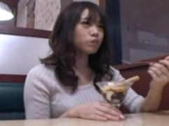 ＜素人ナンパ＞30歳くらいのパフェ好き主婦。マンコを刺激されて潮噴き、着衣のままチンポを挿入され感じて善がるエロい顔