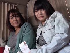＜母娘ナンパ＞戸惑いを見せていた50代のお母さんと美乳の娘が謝礼に釣られハメられます。裸体を露わに連続、中出し親子丼