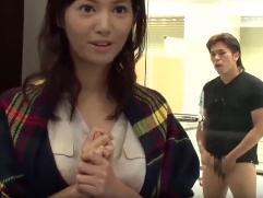 ＜麻生希＞後ろにはマスカキをしている男が待機。そして始まるパンティーを剥ぎ取られての即ハメファック、神企画