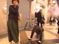 ＜土下座ナンパ＞巨乳のお姉さんが電マで感じさせられ、初対面のオチンチンを挿入されての精子を顔射