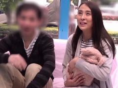 ＜夫婦ナンパ＞産後間もない綺麗な主婦が寝取られます。他人のビッグチンポをフェラってディープキス。激イキ中出しセックス