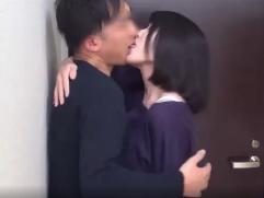 ＜叔母と甥＞肉食系の超エロい40代の綺麗な叔母。玄関でいきなりフェラ抜きゴックン。室内でも発情、激イキ浮気セックス