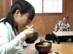 ＞家出娘に食事を与えマラを挿入するヤクザ男。鬼畜なまでの淫行、強制セックス