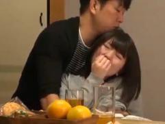 ＞夫が眠ってる間に始まる若妻と友達との淫らな行為。宅飲みからから着衣のままチンポを咥え激イキ不倫、中出しセックス