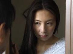 〖一条綺美香〗不倫が中年男にバレてしまった熟女妻「俺にもやらせてくれよ～奥さん」拒めずに寝取られての性交