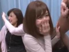 ＜ママ友ナンパ＞綺麗な奥さん達にシコシコを見せて興奮させフェラ抜き口内射精。そのまま潮噴きせ乱交な展開