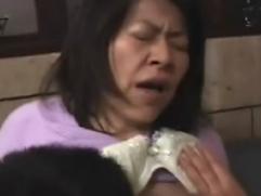 ＞息子の愛撫に乳首をピンたちさせ感じる50歳くらいの熟母。お返しにチンポをねっとりしゃぶっての口内射精