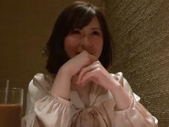 とても綺麗な専業主婦の奥さん。御主人はちょっと亭主関白なんだそう。パイパンマンコも露わにAV撮影。激イキ発情セックス