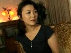 《円城ひとみ》「見ちゃったんですよ、オナニーしているところ」熟女が息子の友人に弱味を握られチンポを咥えての濃密フェラ