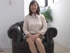 ＜初撮り＞五十路の奥さん、オッパイをもみもみ、デビュー作