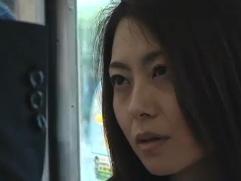 ＞中年男と不貞妻が電車内で見つめ合い目と目でセックスする淫行。下車してホテルへ向かい、淫乱、激イキ不倫セックス