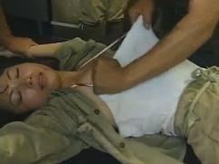 ＞戦時中、捕らえら捕虜となっての集団暴行、犯される戦場の女たち。肉棒をねじ込まれ廻されての悲惨な強制、中出しセックス
