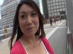 42歳の初撮り主婦が肉棒を味わい喘ぎ乱れて痙攣イキ。ザーメン顔を汚され、お掃除フェラ