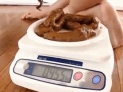 自然脱糞！綺麗なお姉さんがお部屋でうんこ計量しますよ～！うんこの噴出力が凄すぎて、お皿から飛び出しちゃうのも見ものです。