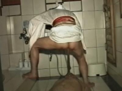 人間便器！男に豪快なおしっこをシャァァァ～とぶっかけた後、見事な長い一本糞を男の顔面にドババババッと掛けちゃいますよ！