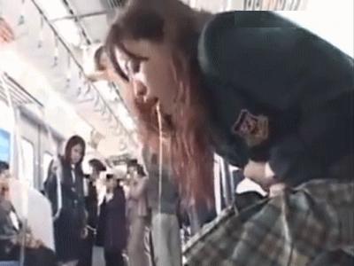 女子校生の嘔吐動画ですぞ！電車の中で女子校生が嘔吐するが、その姿を見ていたもうひとりの女子校生も連鎖的に嘔吐しちゃう！