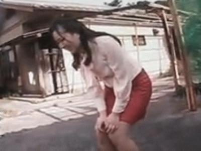 うんこお漏らし！女子アナが取材中にうんこを漏らす動画がこれだ！長い時間ロケをやっていると、この手のハプニングはありうるｗ