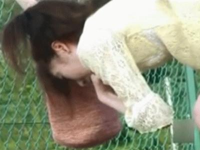 野外嘔吐！何を食べたのでしょうか？喉の奥まで手を突っ込み、グランドの片隅でゲロをしています。変な物でも食べたのだろうｗ
