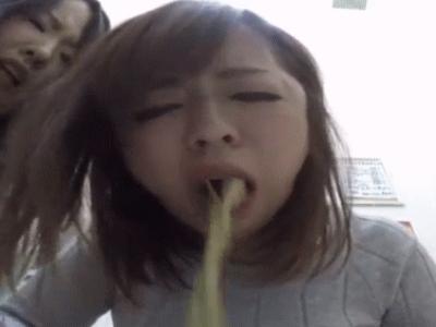 トイレ嘔吐！若い女の子たちが居酒屋のトイレでゲロする動画！大量に酒でも飲んだのでしょうか？トイレで思いっきり嘔吐してます