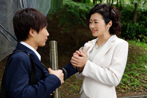 【義母】「一回でいいんでお願いします！」卒業式に訪れた義母への中出しで童貞も卒業した僕。【北条麻妃】