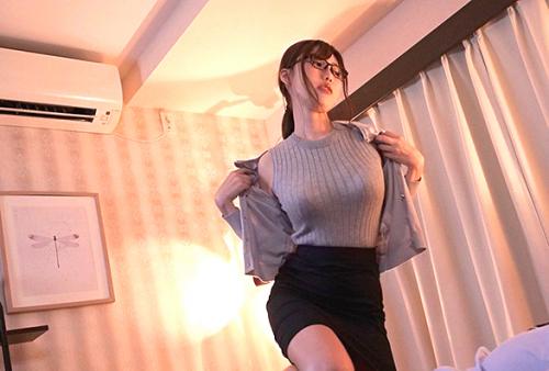 【同僚OL】「…部屋まで送ってもらえませんか？」地味な経理部員から会社の飲み会後に逆お持ち帰りされてしまった！【花宮あむ】