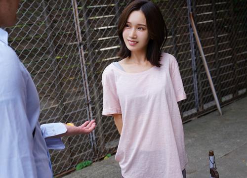 【人妻不倫】「…刺激がほしい…。」ラジオ体操で知り合った年下の大学生と夢中になってしまったスレンダー妻。【小島みなみ】