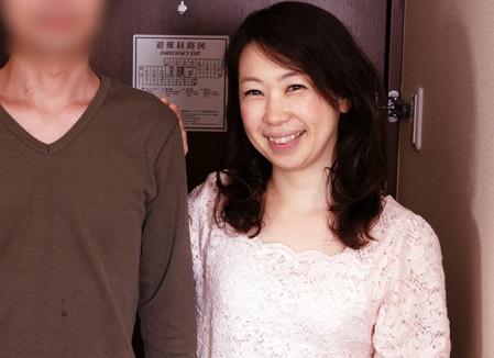 【熟女】母親を誘い出し、二人っきりになりセックスをせがむマザコン男子！