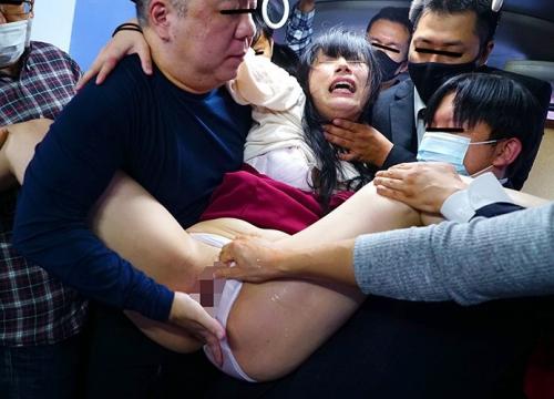 【痴漢】「お尻の穴は許してぇぇ！！」誤って乗車してきた美女の2穴処女を奪う鬼畜たちが2穴中出し集団痴漢レイプ！