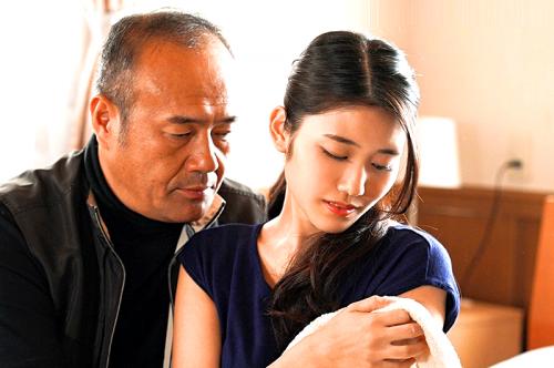 【NTR】「…欲求不満なんだろ？」オナニーを見られた息子の妻を強引に犯す変態義父！【神宮寺ナオ】