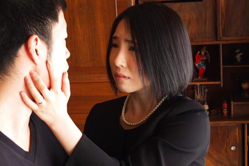 【未亡人】オナニーを見られて亡くなった夫の連れ子に欲情され中出しで犯されてしまう義母。【舞原聖】