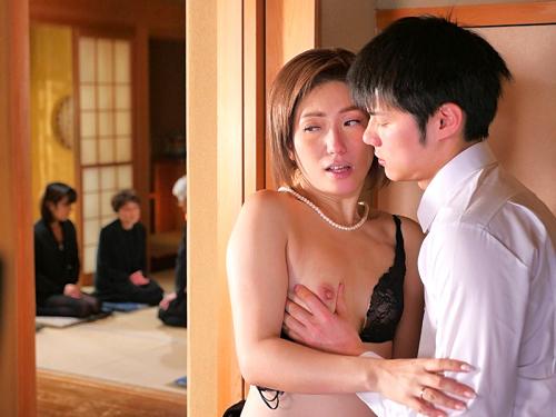 【親父の女NTR】「ダメっ！聞こえちゃうから…。」法事で親父の元カノする羞恥セックス。【甘乃つばき】