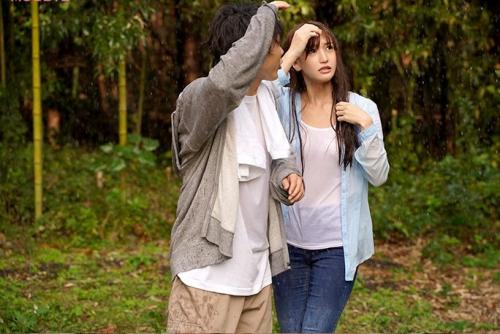【山で遭難】「…降り出してきちゃったね…？」突然のゲリラ豪雨で巨乳グラドルと山で遭難してしまった！【高橋しょう子】