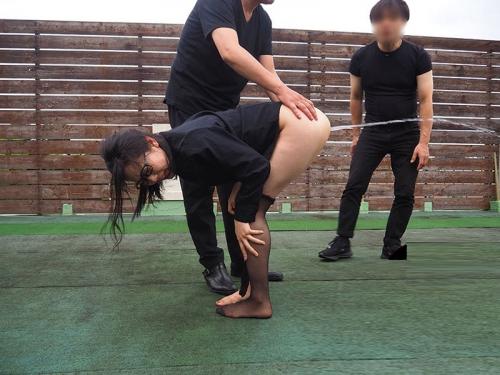 【羞恥調教】「出るときはちゃんと言うんだぞ？」おばさん女教師の変態アナルを辱めて野外調教。