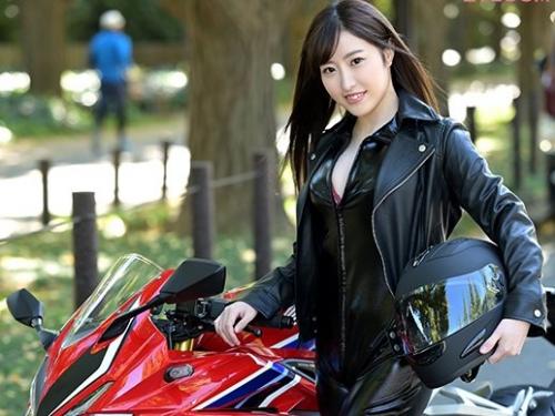 【スレンダー美女】バイクとチンポに跨ることが大好きな愛車のバイクを乗り回す美人ライダーAVデビュー！【麻宮わかな】