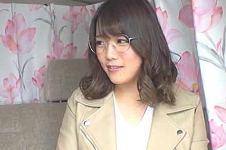【人妻ナンパ】「私のおま○こに入れてください…。」と懇願する29歳の人妻の爆乳パイズリ！メガネ妻と不倫セックス！