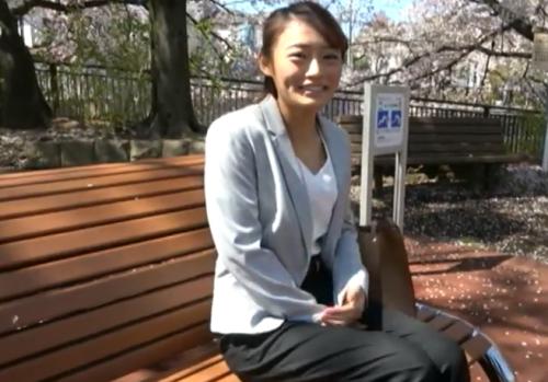 【素人ハメ撮り】某大手通信会社に勤務している極太バイブをくわえ込むOLさんと中出しOKのハメ撮りセックス！